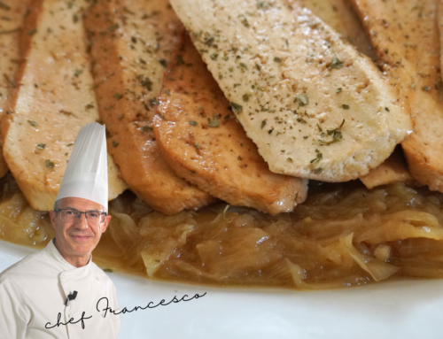 Fettine di tofu con cipolla cremosa in agrodolce