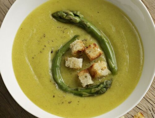 Crema di asparagi allo zenzero con crostini
